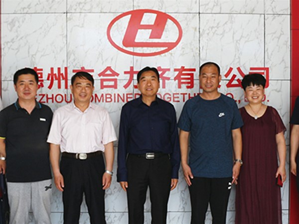 5月24日，德州市總工會(huì)授予德州市合力齊車(chē)業(yè)有限公司董事長(zhǎng)李學(xué)治“優(yōu)秀農(nóng)民工之星”的榮譽(yù)稱號(hào)